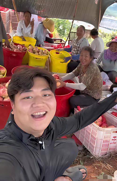 我是全进华

我站在厨房里，刀起刀落间，那块鸡肉已经被我片得薄如蝉翼。灶台上的火
