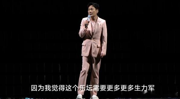 #张信哲对华语乐坛有信心##张信哲乐坛前辈的责任感# 张信哲，用信心与责任为华语