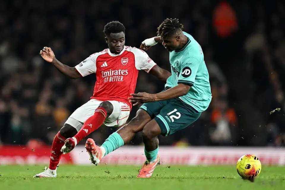 2-1！阿森纳5分领跑+送垫底队10连败 萨卡两造乌龙球+补时造绝杀在北京时间1