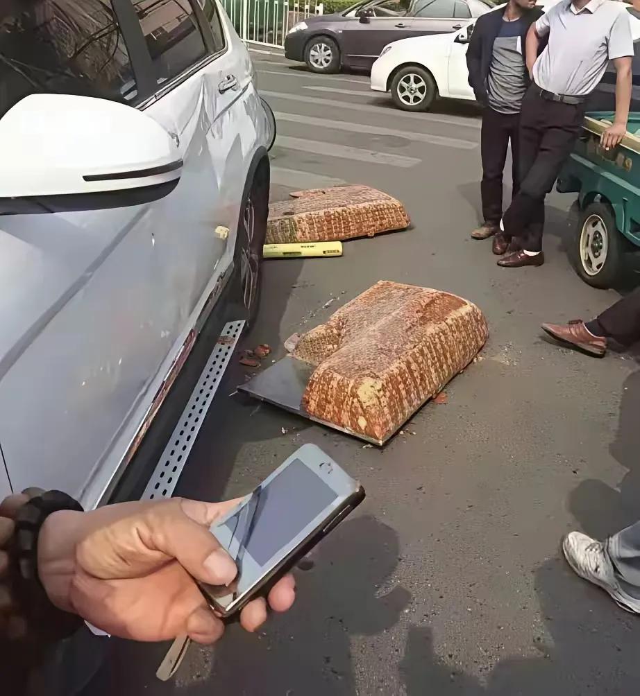 刚拿到驾照第一次上路，就被上了一课！