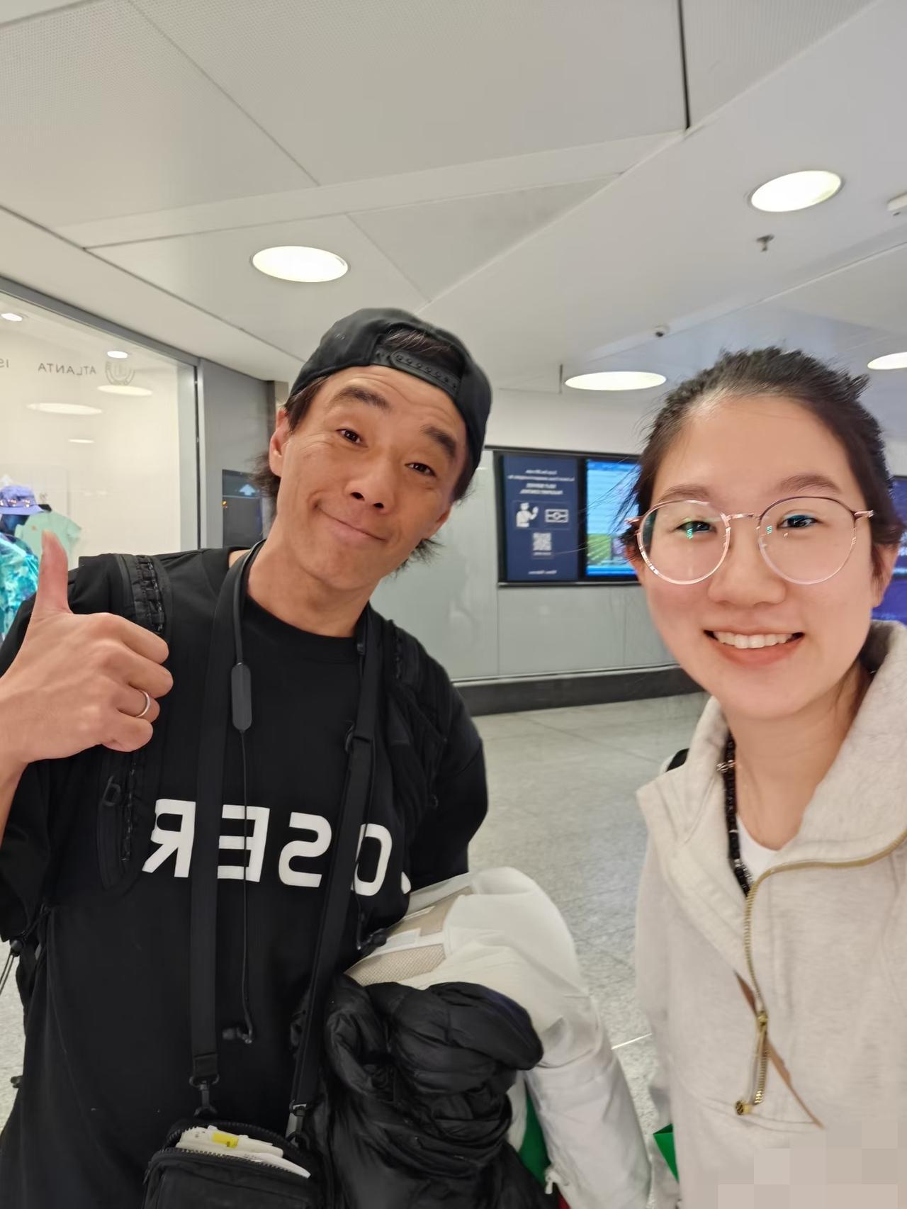 苏翊鸣教练佐藤康弘还在米兰，戴戒指像个瘦老头!

最近一段时间，苏翊鸣在2026