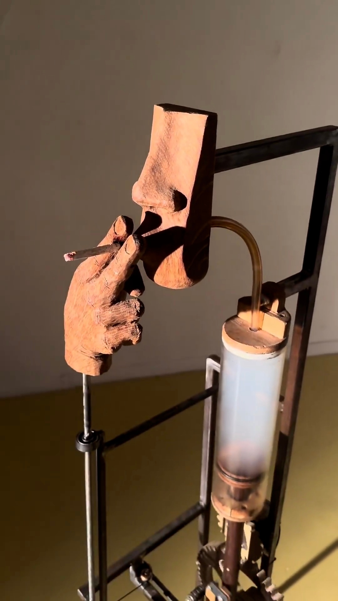 卧了个槽，全自动吸烟机器人？？？？ 