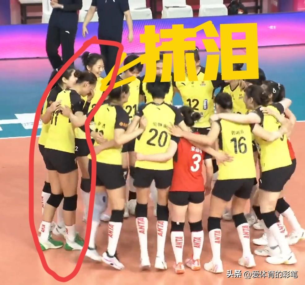 山东女排杨涵玉哭了好久[笑哭]，抱圈时哭，谢场时也哭，这一幕太让人动情了[捂脸]