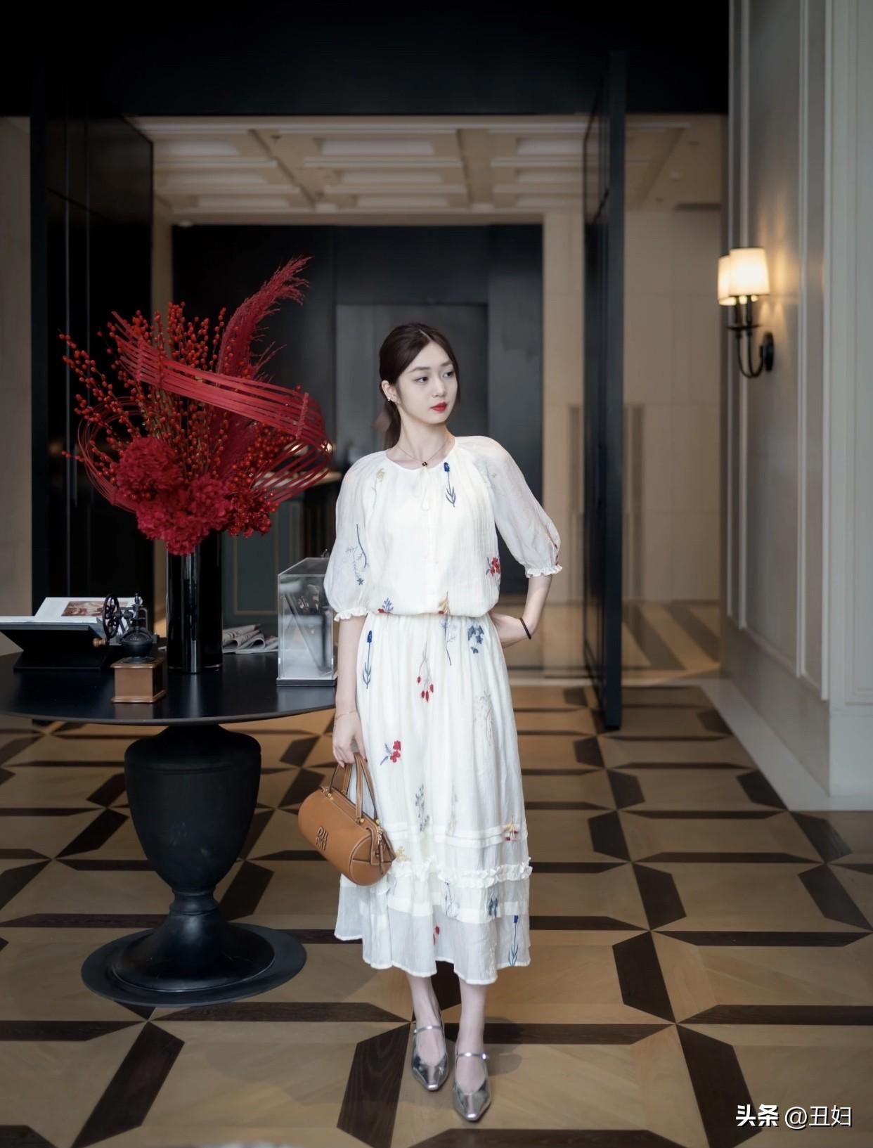 纯天然美女长啥样子纯天然的长相清新自然，满满的青春活力。纯天然美女就是这般，没有