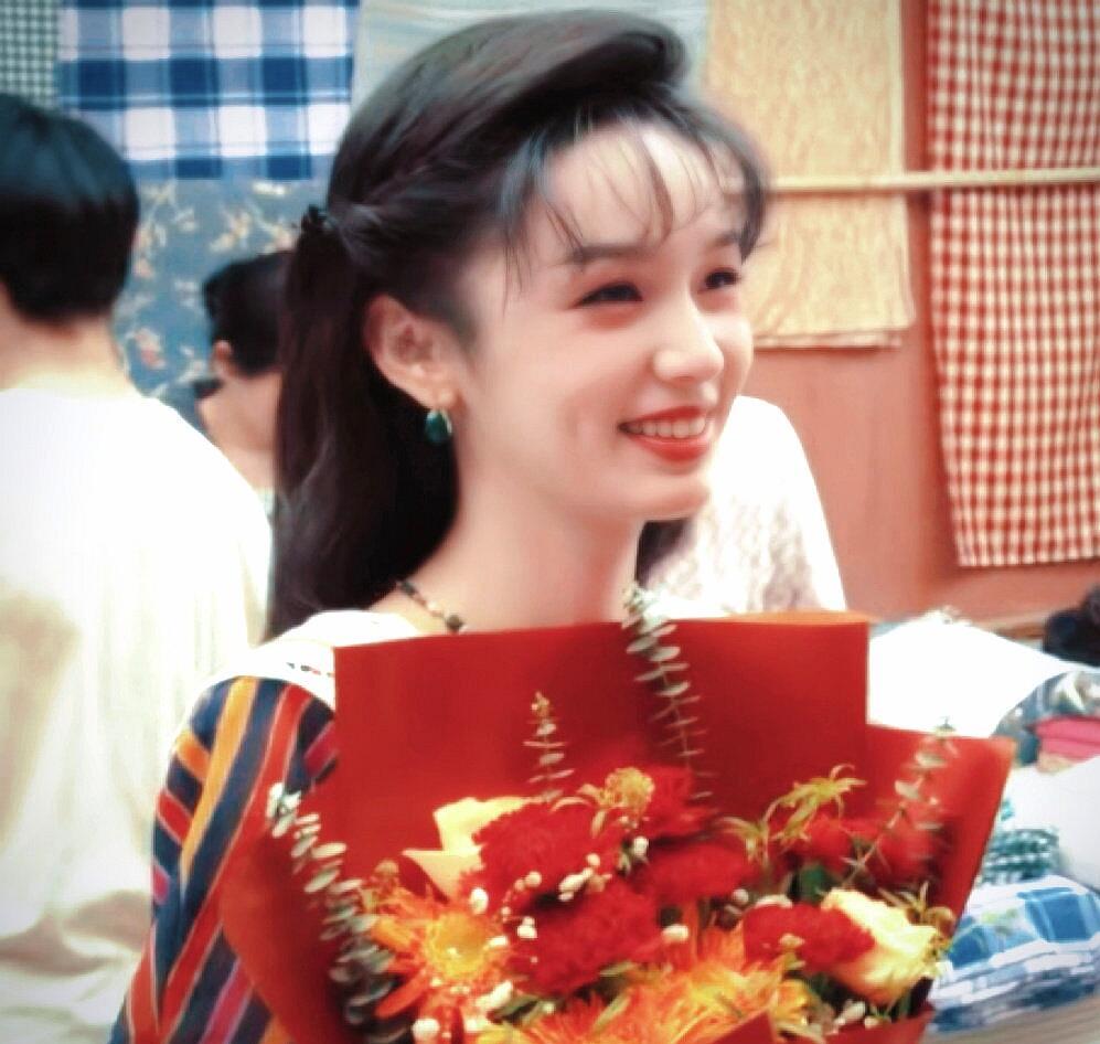 周也太适合港风造型了！ 