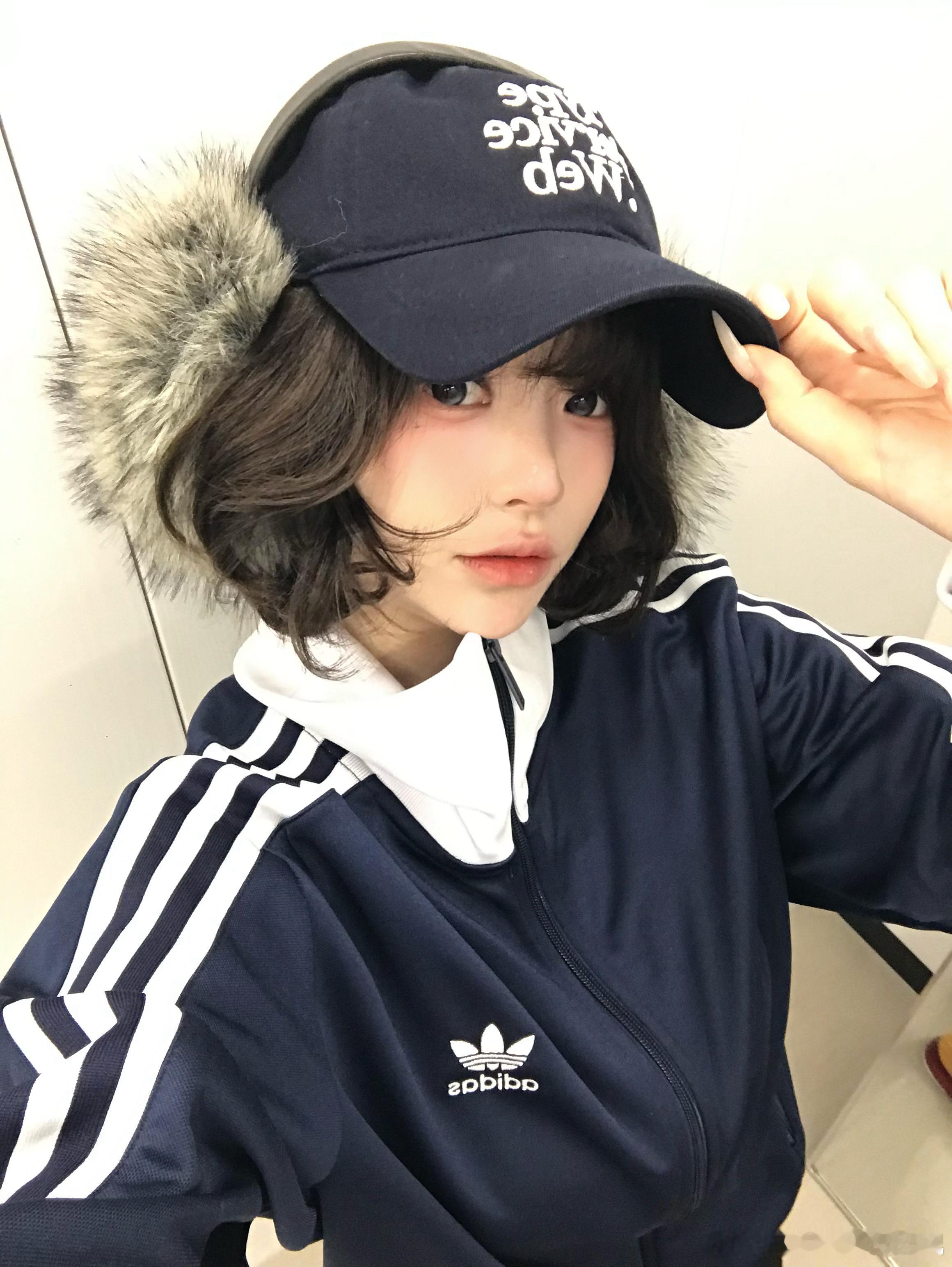 复刻一下小韩穿搭今天头发卷的很不错！！ 