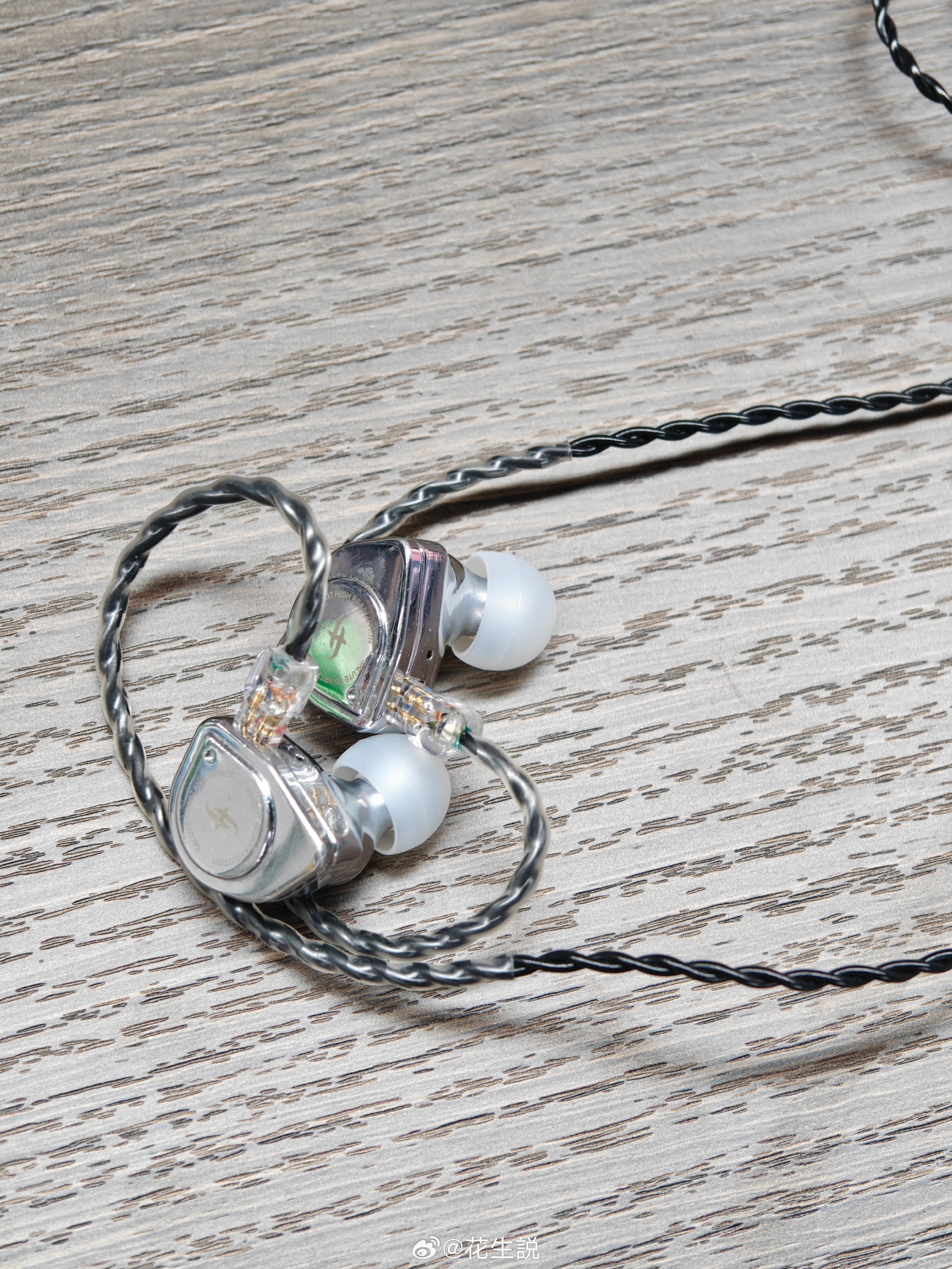 现在TWS耳机如此普及的时代，还是有人在坚持使用有线耳机的。相比于无线耳机，有线