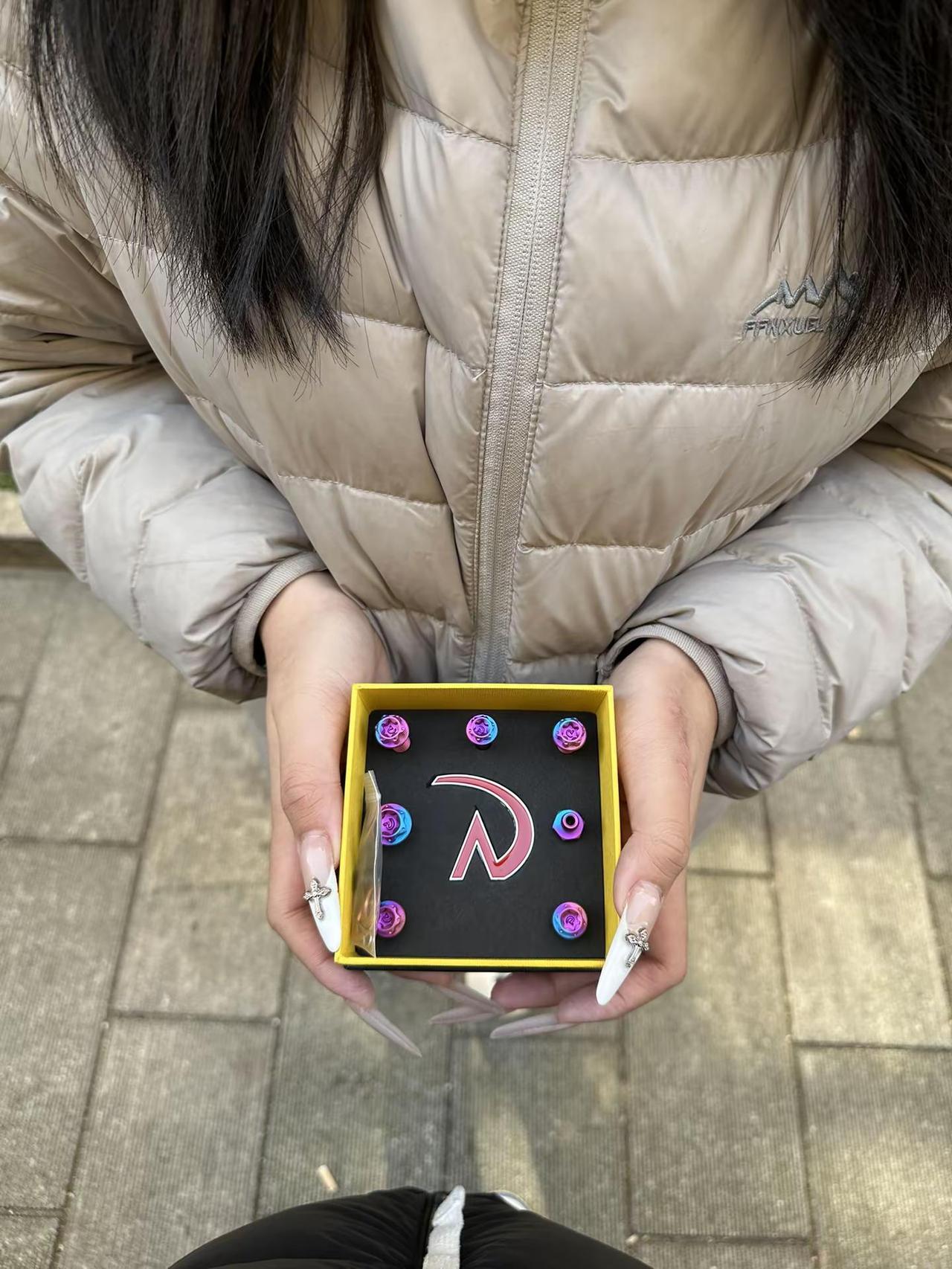 我遇到了一个女孩就算她素颜有时候笨的要死 总长不大 爱闹脾气 还老爱跟我说反话但