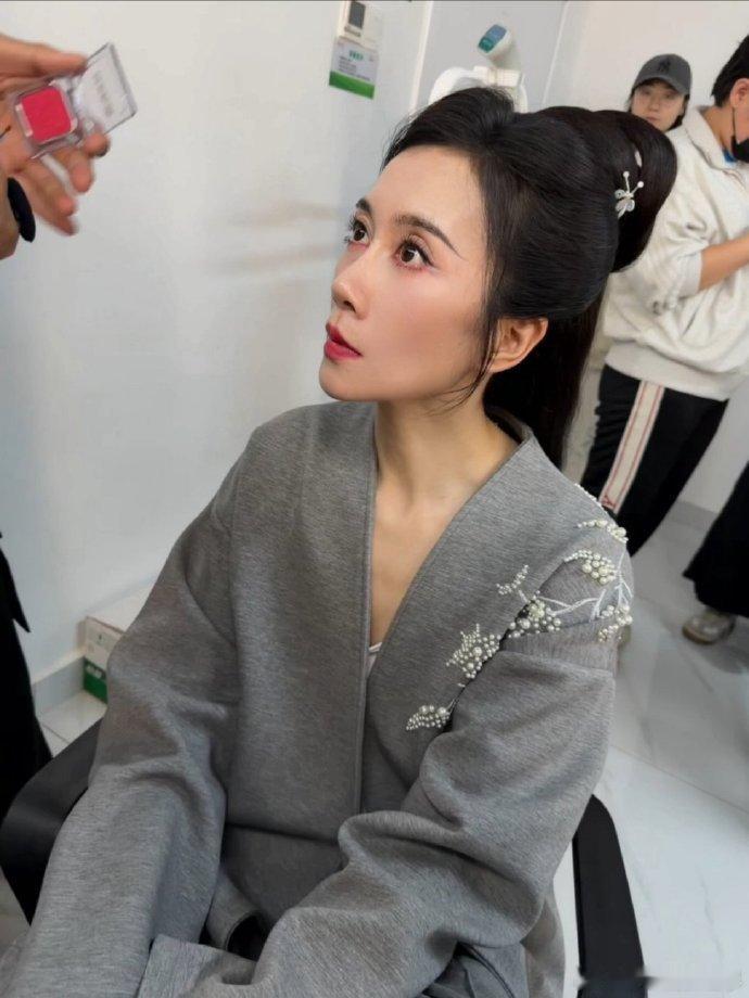 温峥嵘回复阚清子深夜合照见证并肩奋斗，一句夸赞满是温柔与力量。乘风2026