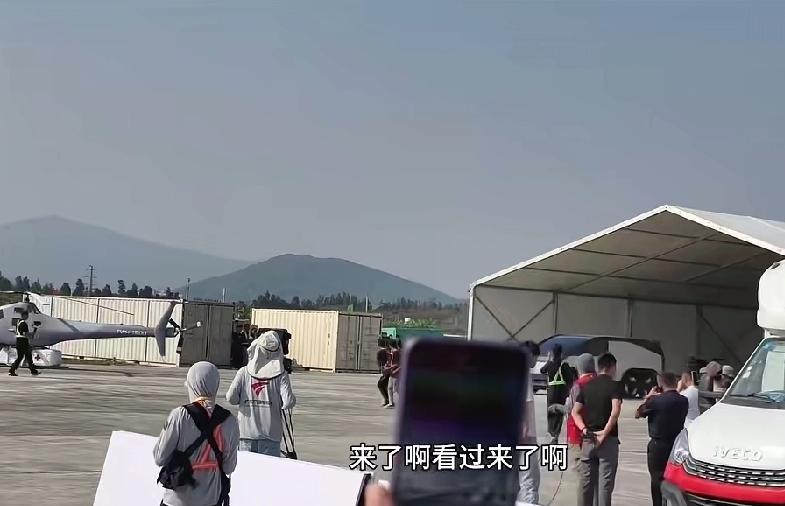 中国制造再破局！“陆地航母”飞行车2026量产，能开能飞还能自动补能
 
从科幻