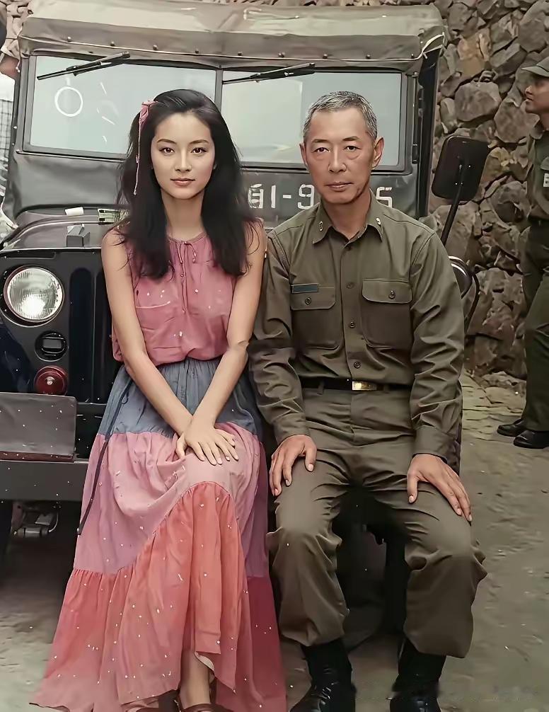1980年那张林青霞和穿军装老父亲的合影太绝了！26岁的林青霞一身红裳，肤若凝脂