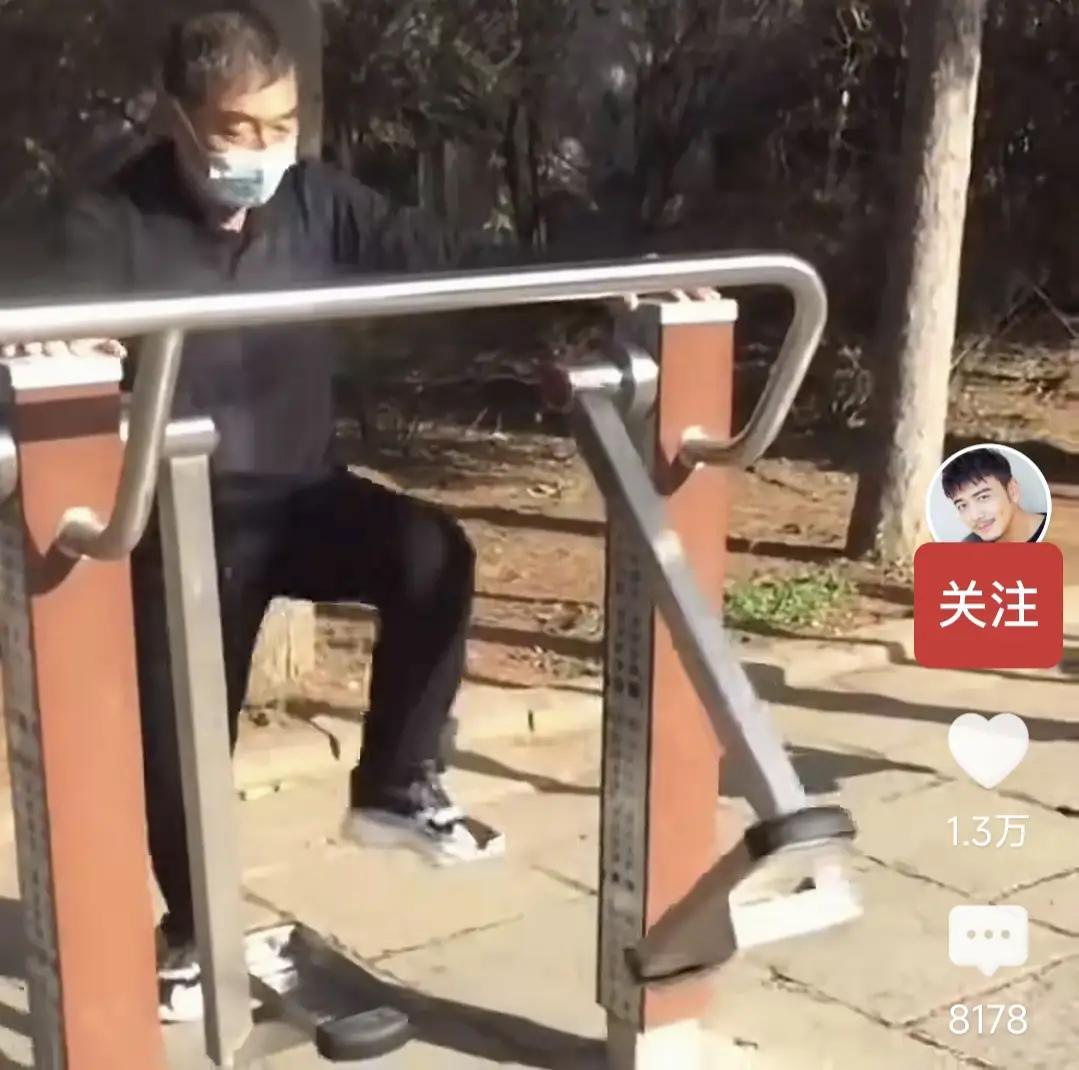 看着像ai视频。
他受伤的原因在于，
他左脚蹬空了，右脚没有蹬住地前跪了，左脚就