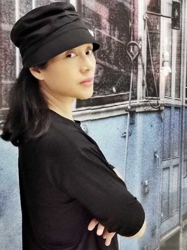 她年轻时可是最时髦的中国女星，一度比刘晓庆还红，如今却和老公定居加拿大多年，无儿