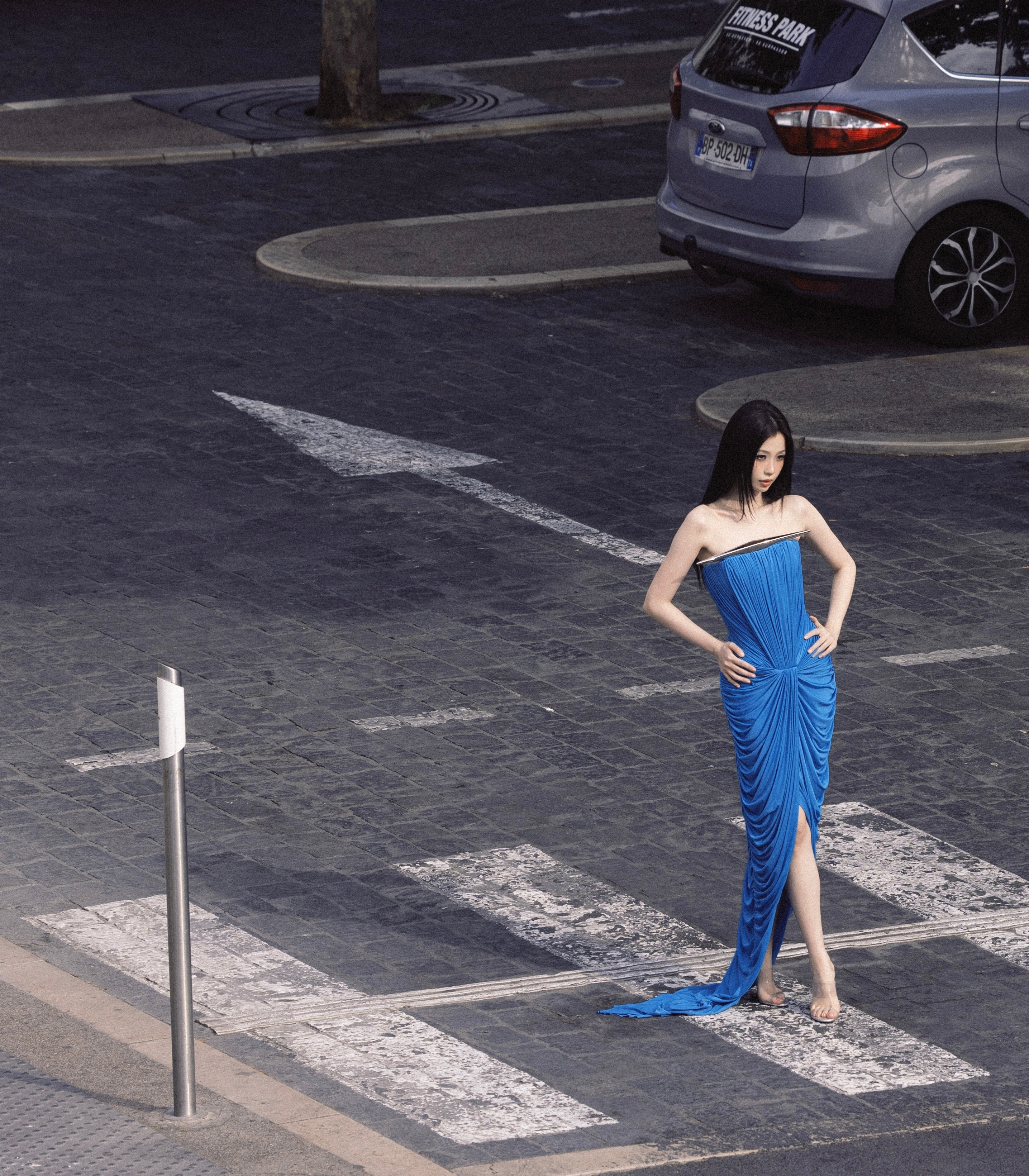 虞书欣出席戛纳WAIFF世界人工智能电影节造型大片，身着C.DAM 2026秋冬