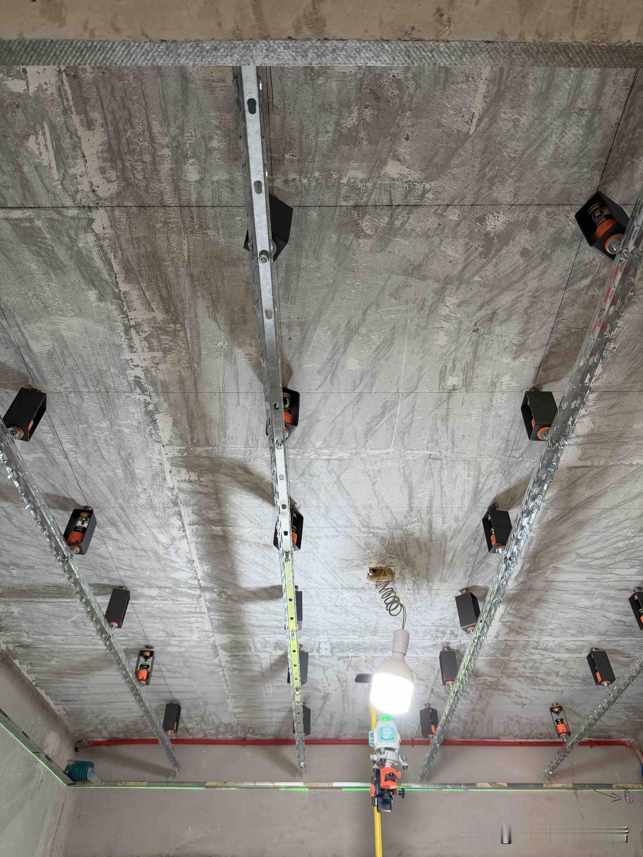 减震弹簧可以减少一部分楼板震动，但如果动静太大也只能起到缓解作用