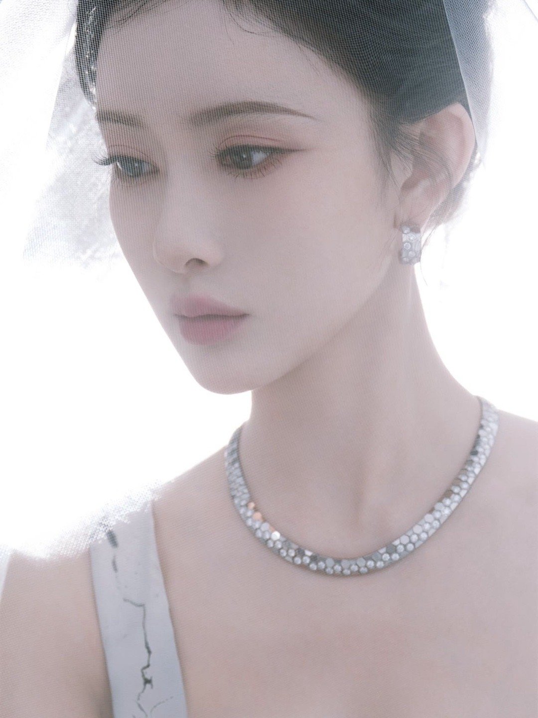 尖叫之夜孟子义出图孟子义冰纹碎裂裙 孟子义这身造型真的杀疯了！冰蓝色长裙宛如为她