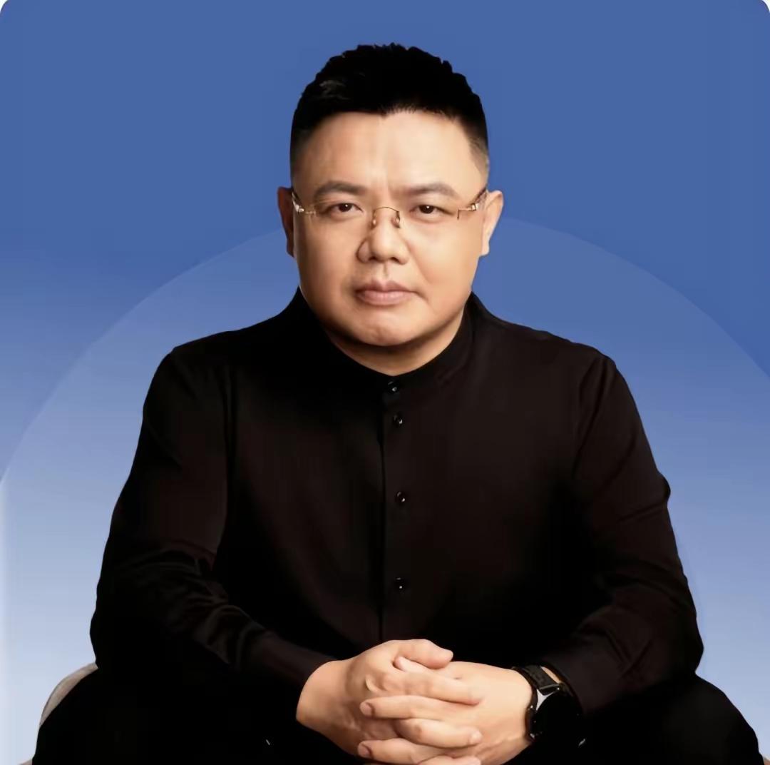 2014年，白伟民的公司倒闭，所有人都选择离开，只有一个人赖着不走。白伟民问她: