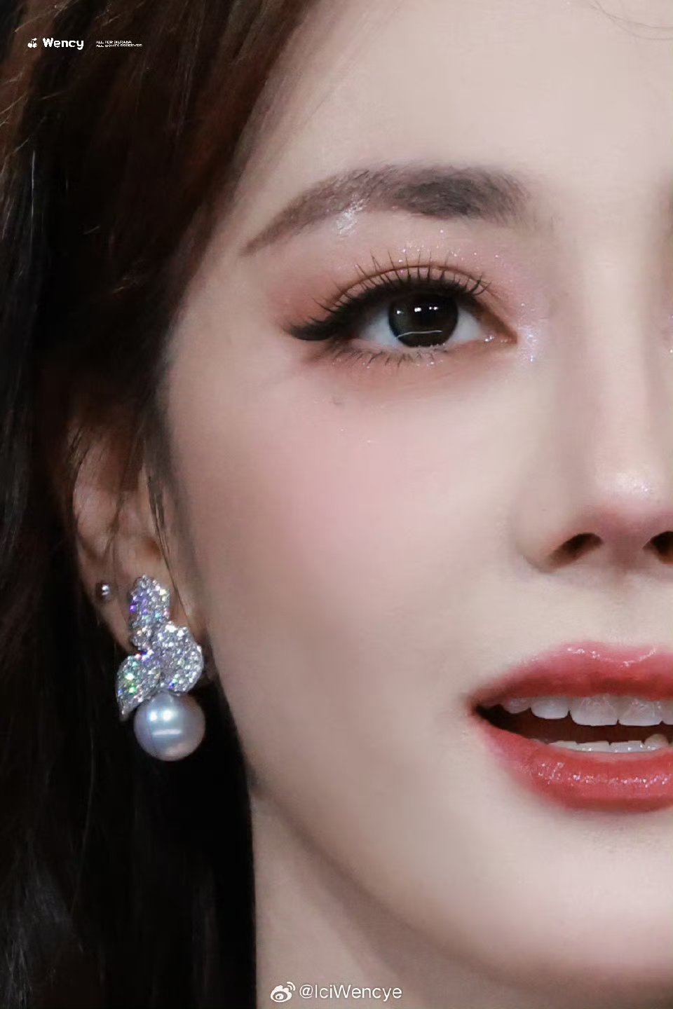 能扛下这么近距离的原相机的人不多 可她是迪丽热巴 