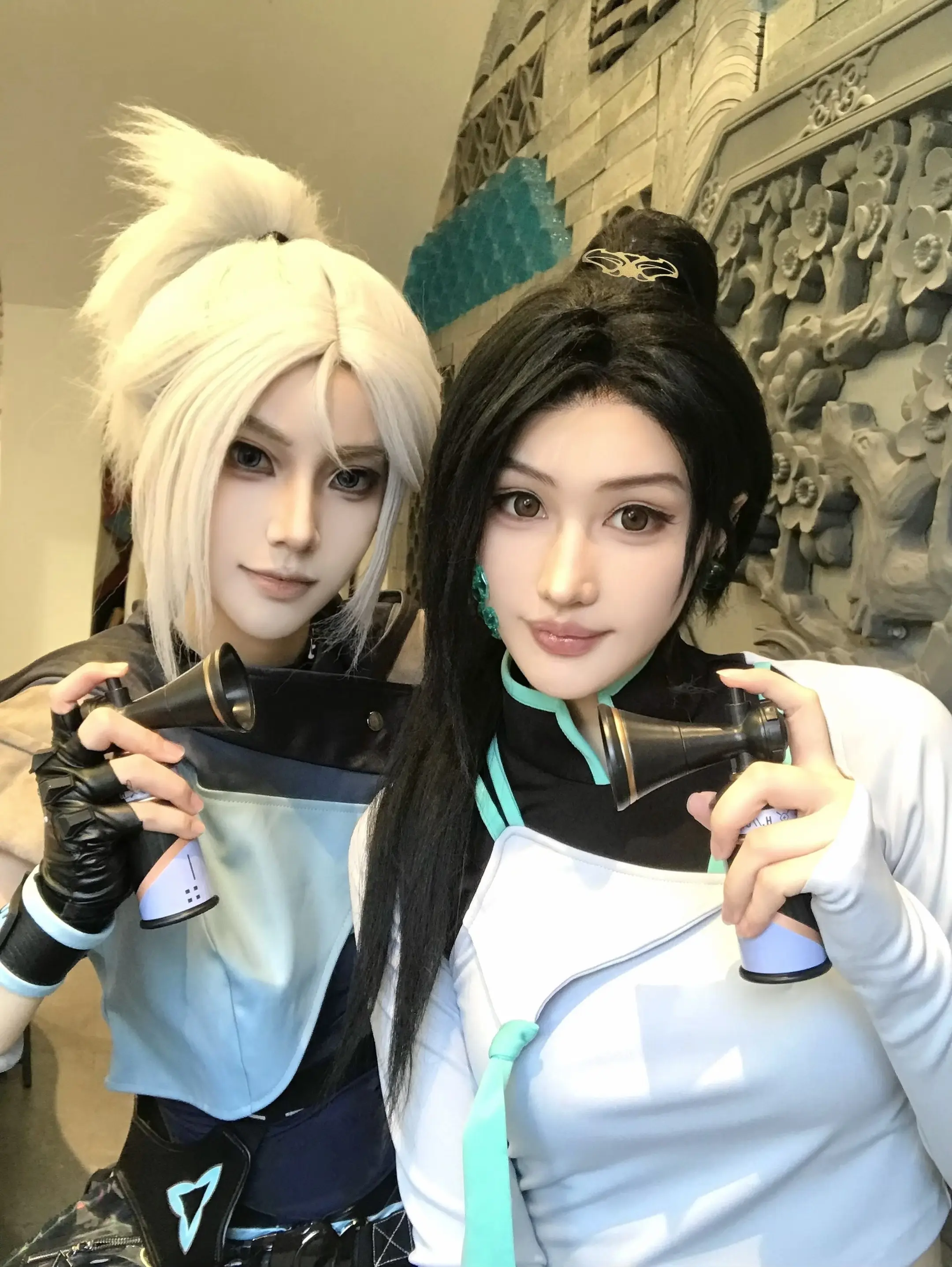 中国女人带韩国女人回家喝茶。