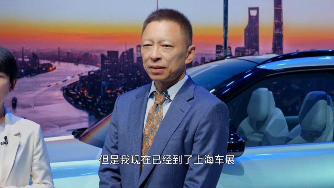 张朝阳上海车展淘金张朝阳现身2025上海车展，一出场就被现场热闹氛围紧紧拿捏。本