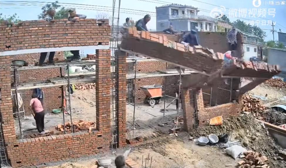 河南农村一处自建房突然倒塌，看这个头重脚轻的结构，就明白不要轻易相信农村的老师傅