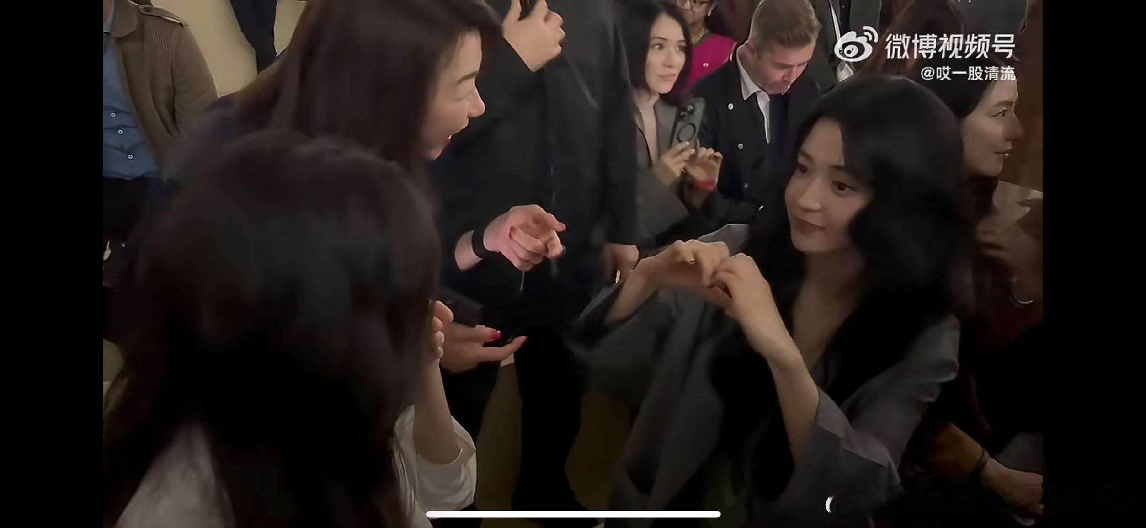 金泰梨说看了三生三世十里桃花杨幂金泰梨相互比心杨幂Prada顶级待遇 女神见面就