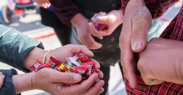 喜糖没抢到，

人倒下了，

新郎要赔钱吗？

河南桐柏县去年底真出了这么个事。