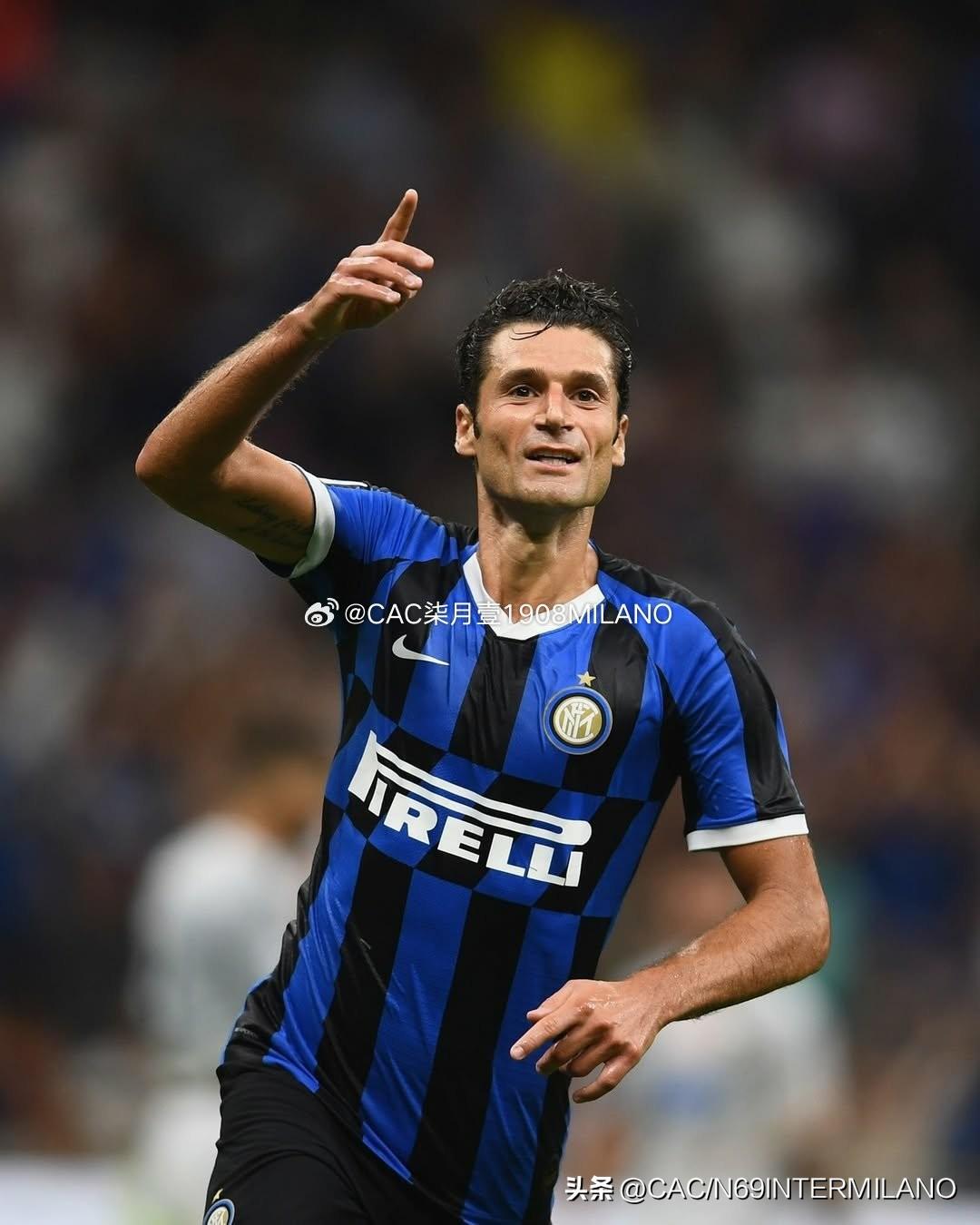 “刀剑铍”也是一个时代，
很荣幸，曾经当面见过他，
“砍刀” 生日快乐[蛋糕]?