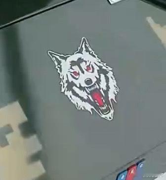 余宇涵的坦克没有后视镜 余宇涵也太会整活了，一边揭秘坦克没有后视镜，一边直播滑雪