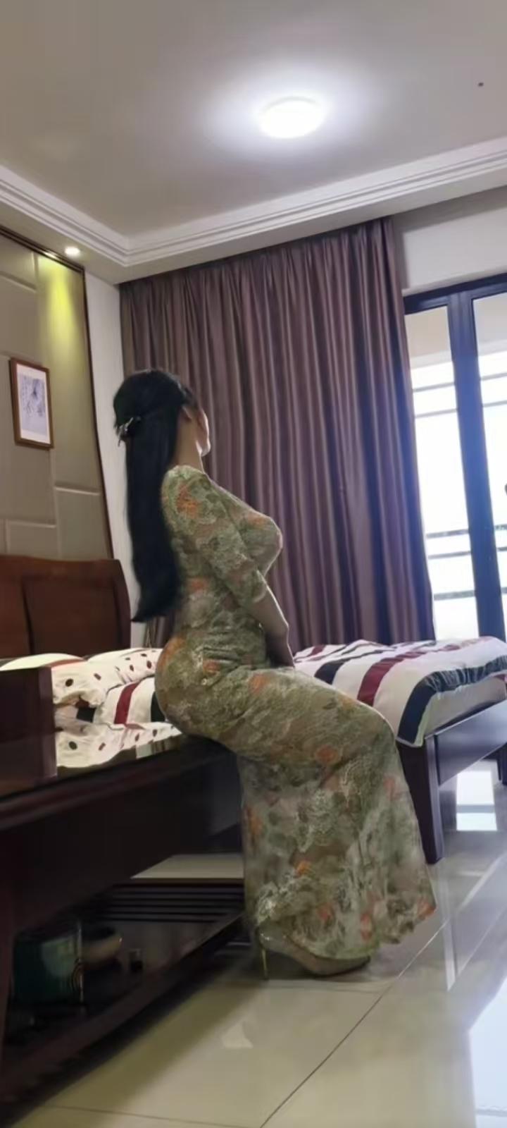 试对；

红梅含苞傲冬雪
绿柳深闺待春风

******

网图侵删