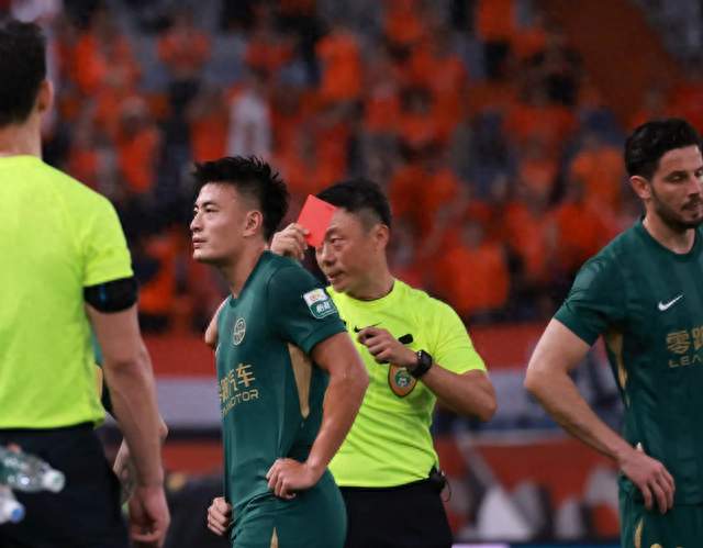 5-0！泰山打爆浙江，徐俊驰踩踏直红，程进再红，客队仅剩九人