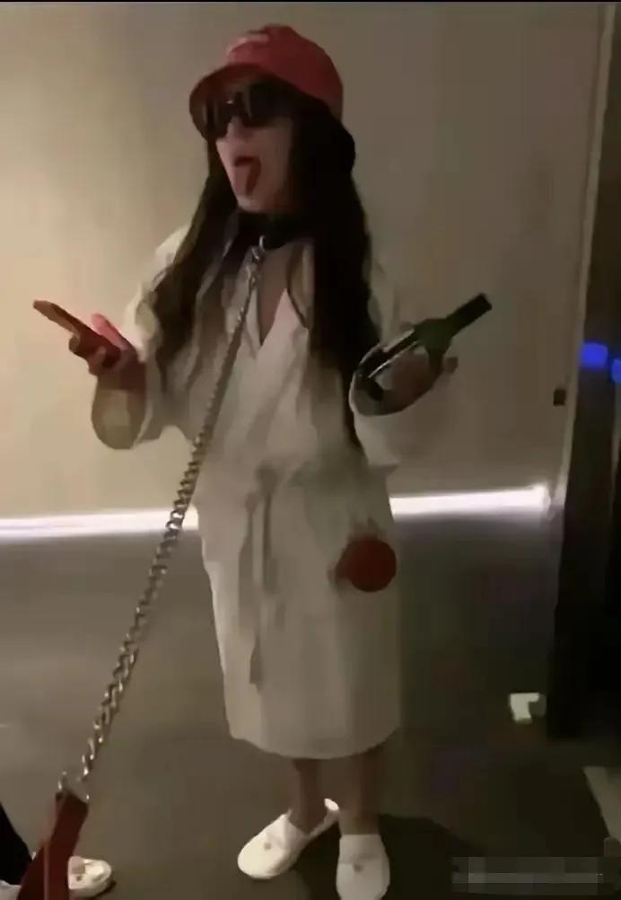 有些女生天生骨子里就是贱，脖子被索铁链，还洋洋得意，还一脸满足。
有些女生就爱玩