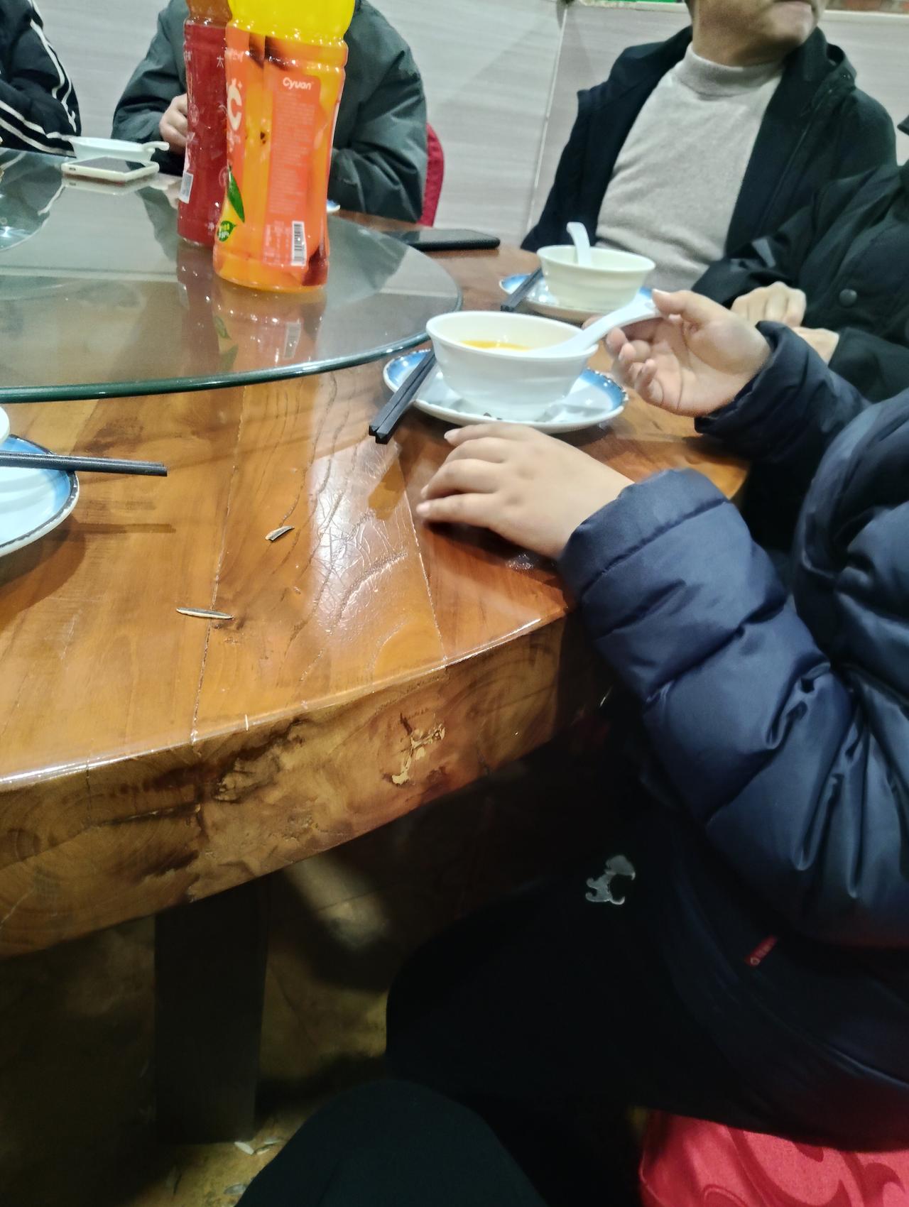 看着这张聚餐的照片，一下子就感受到了浓浓的烟火气和人情味！这种围坐在大圆桌旁的场