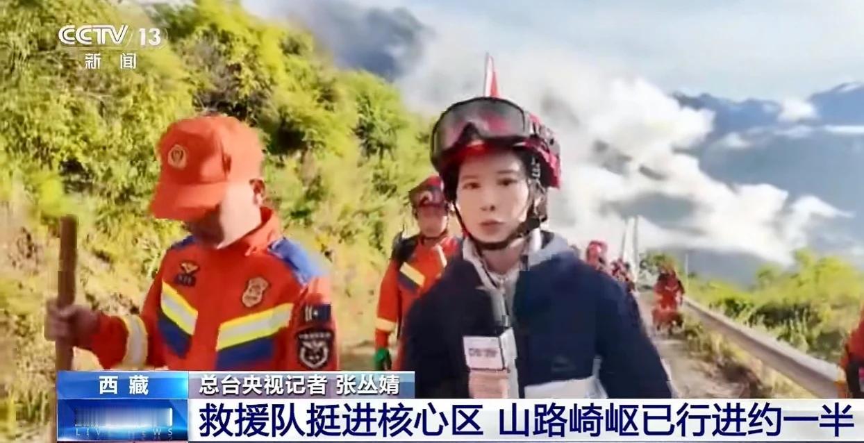 这支30多人的抢险队伍中，给人印象最深的是央视女记者张丛婧，一个娇小的女孩跟着队