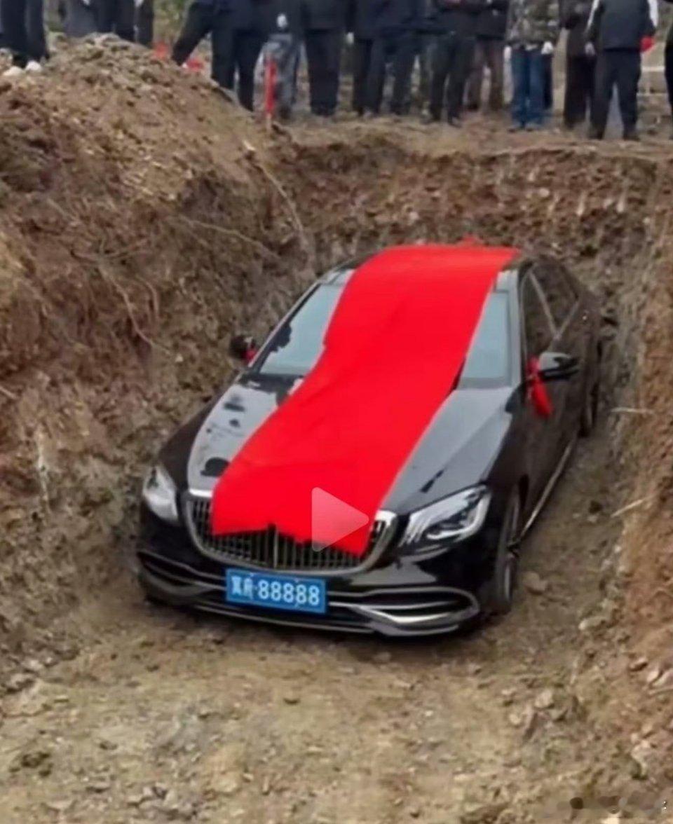 用奔驰陪葬当事人被批评教育果然是我无法理解的行为。人死了就是物质消亡了，别搞这些