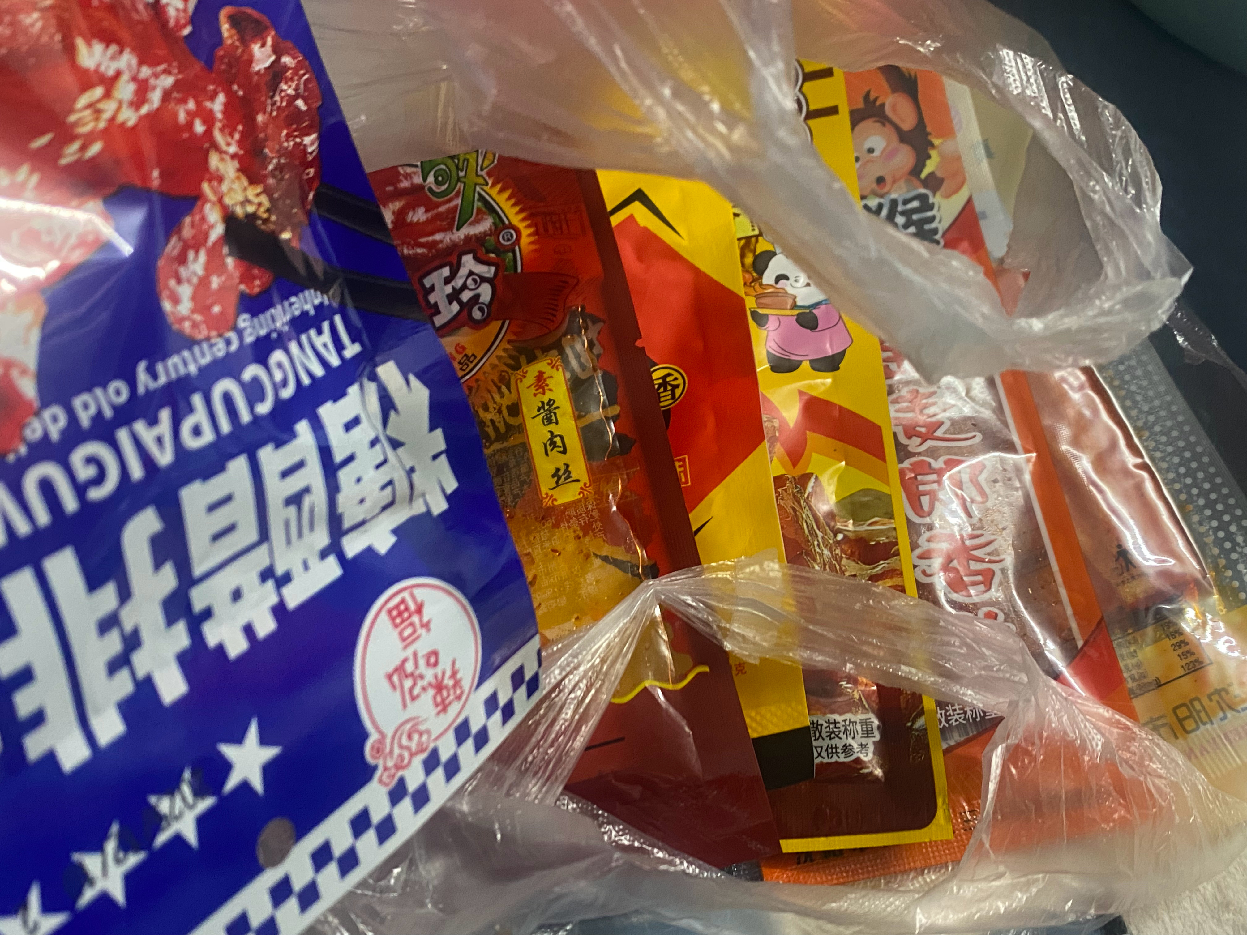 小时候衡量有钱的标准是辣条 我每天都在想：要是有十块钱我竟然能买二十包辣条！我根