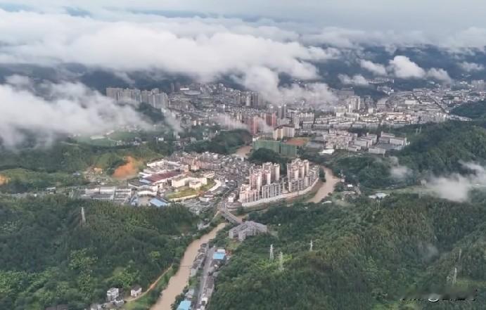 潜山小县城，并不比其它城市差多少
有人觉得，小县城意味着落后、闭塞。但走进潜山，