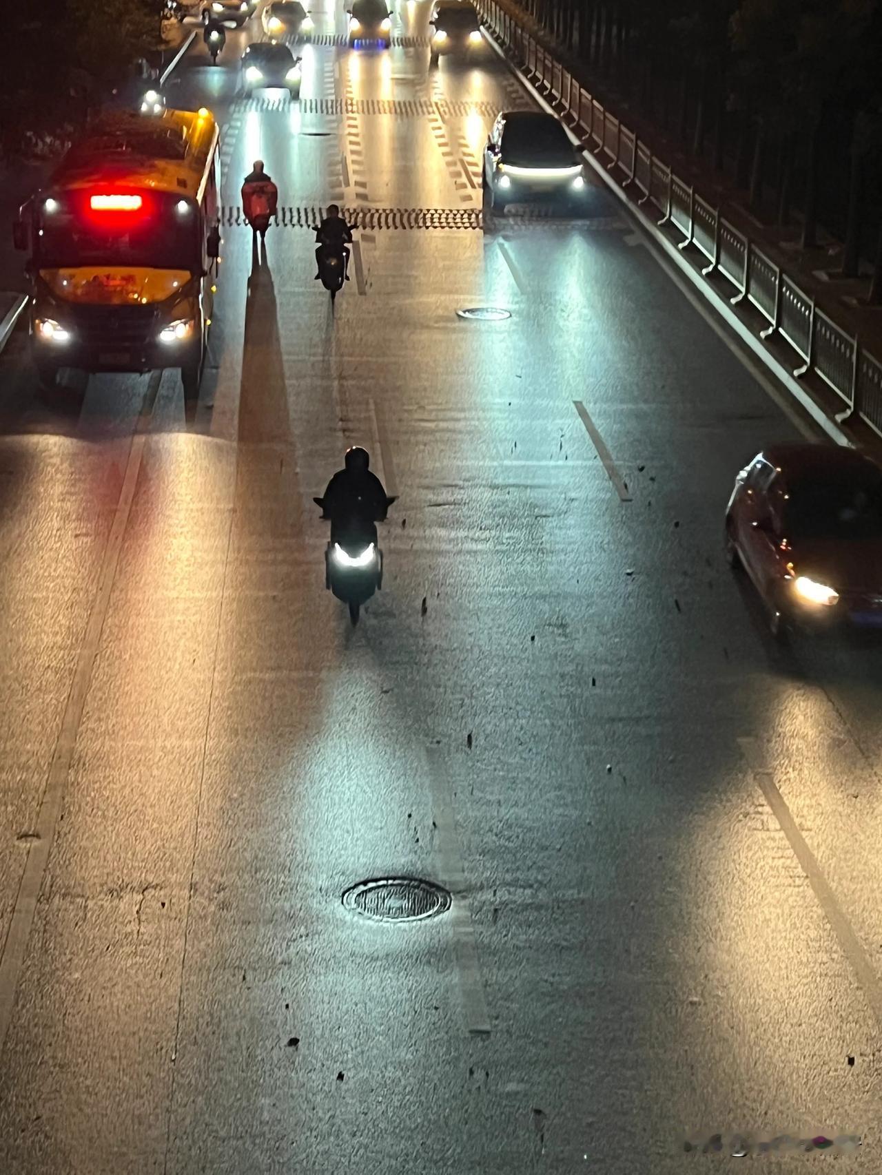 西安南三环道路上的井盖车辆驶过后咚咚响

这些井盖主要分布在南三环中间两个车道之