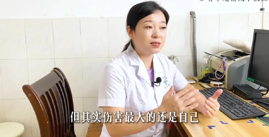 生气时交感神经持续兴奋，会升高血压血糖，反复刺激肠胃黏膜诱发溃疡，还会削弱免疫系