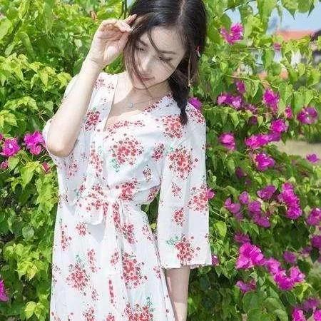 夏日里的一抹清新，与繁花共舞粉嫩春日花海 秋日清新照 清新的女人 户外清新照 夏
