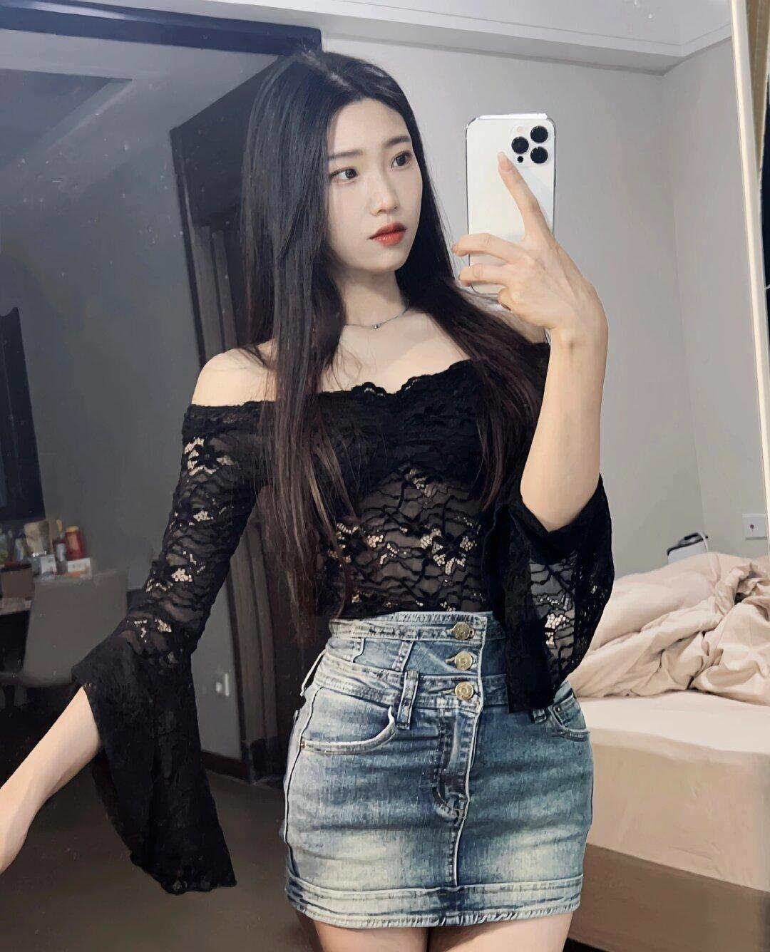 甜美少女风穿搭，黑色蕾丝上衣+牛仔短裙，清新自然！💕👗👗