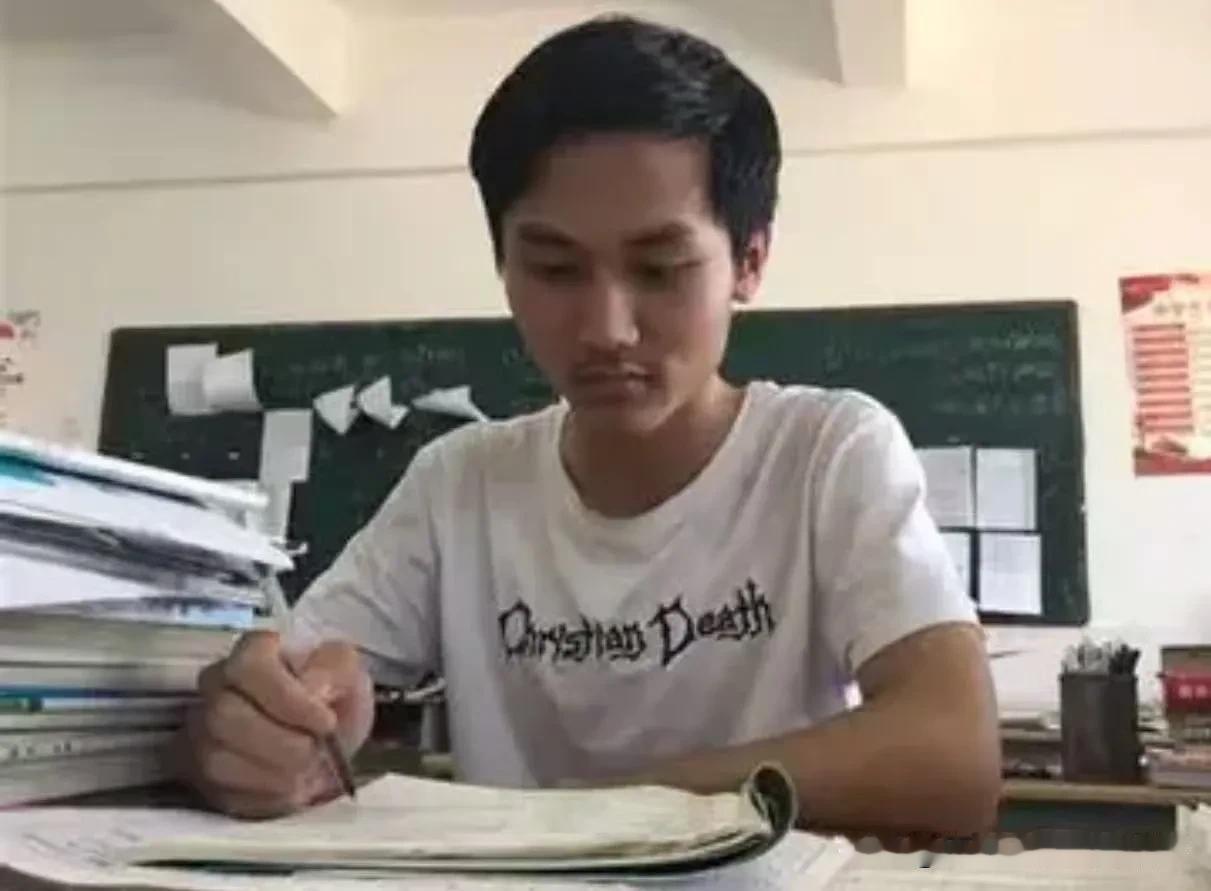 事件经过
 
小李是山沟里走出的第一名研究生，当年拿到录取通知书，父亲蹲在门槛抽