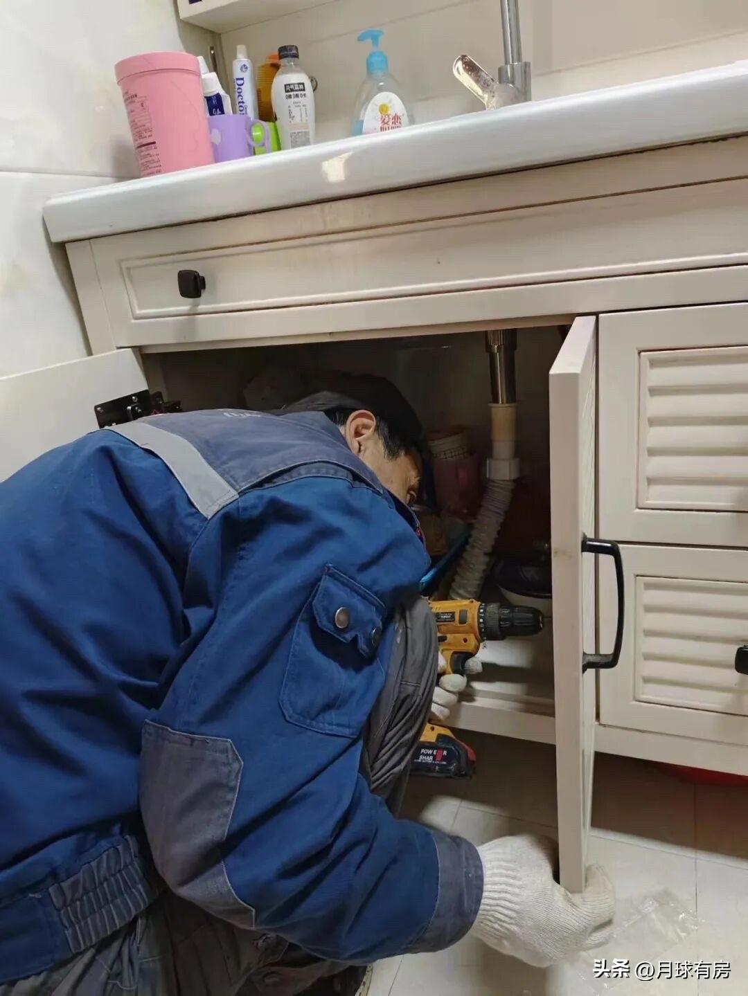 昨天家里出了件糟心事，至今想不通。
婆婆家厕所水管坏了，物业上门带了个维修师傅，