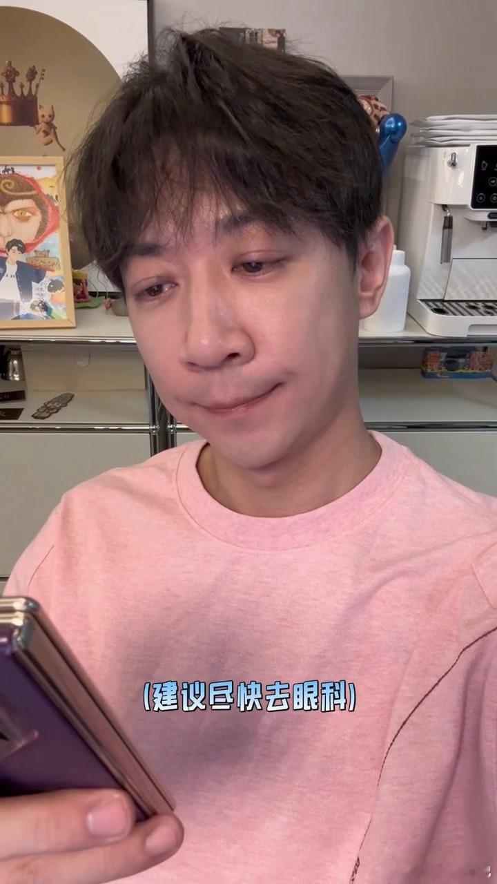 张维伊首次当导演眼睛先红了张维伊跨界当导演，舞台剧《大话西游》北京站圆满收官。张