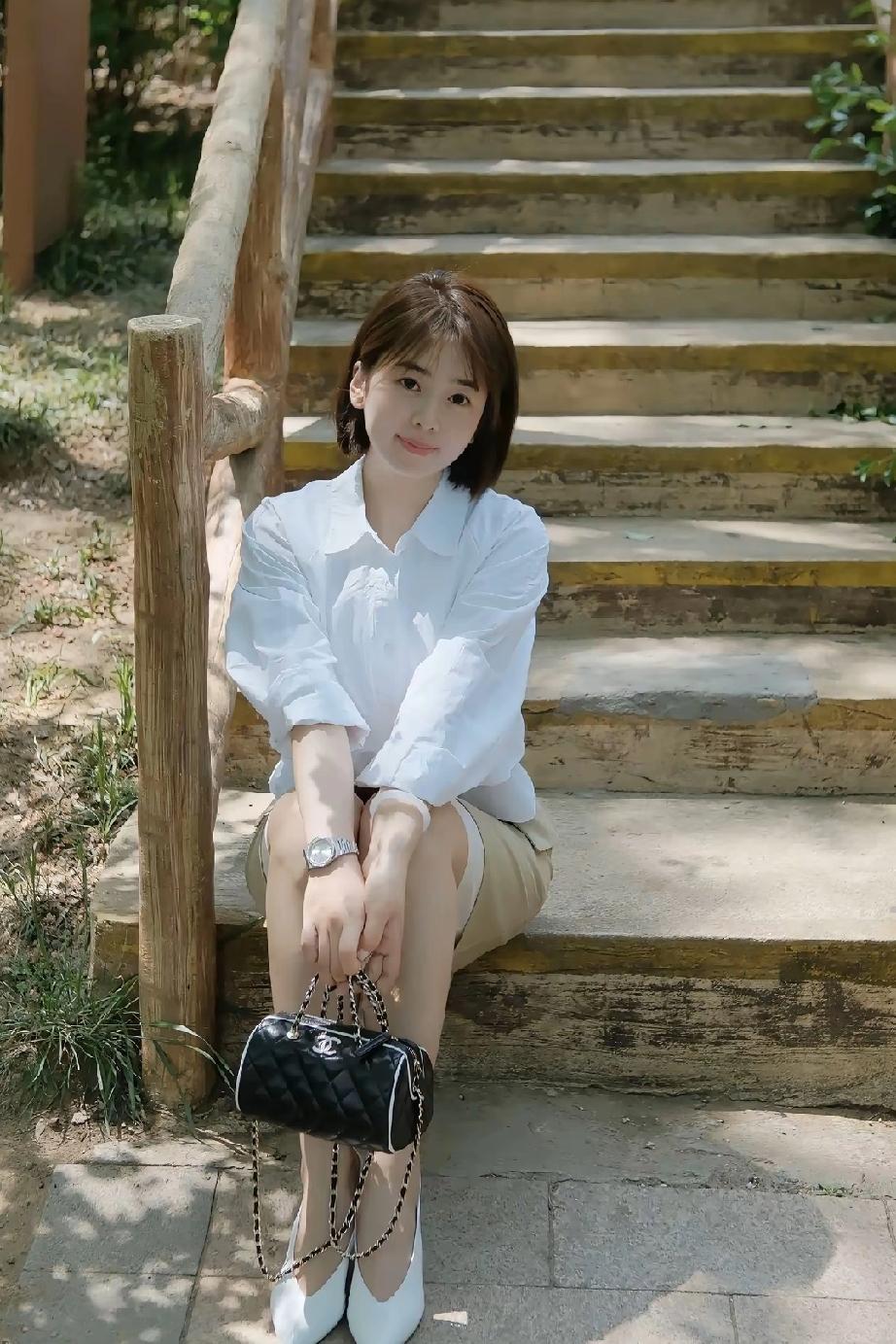 锋利的刀总在刀鞘里沉敛，
唯有钝斧才会在空谷叫嚣，
炫耀自身重量。
事以密成，语