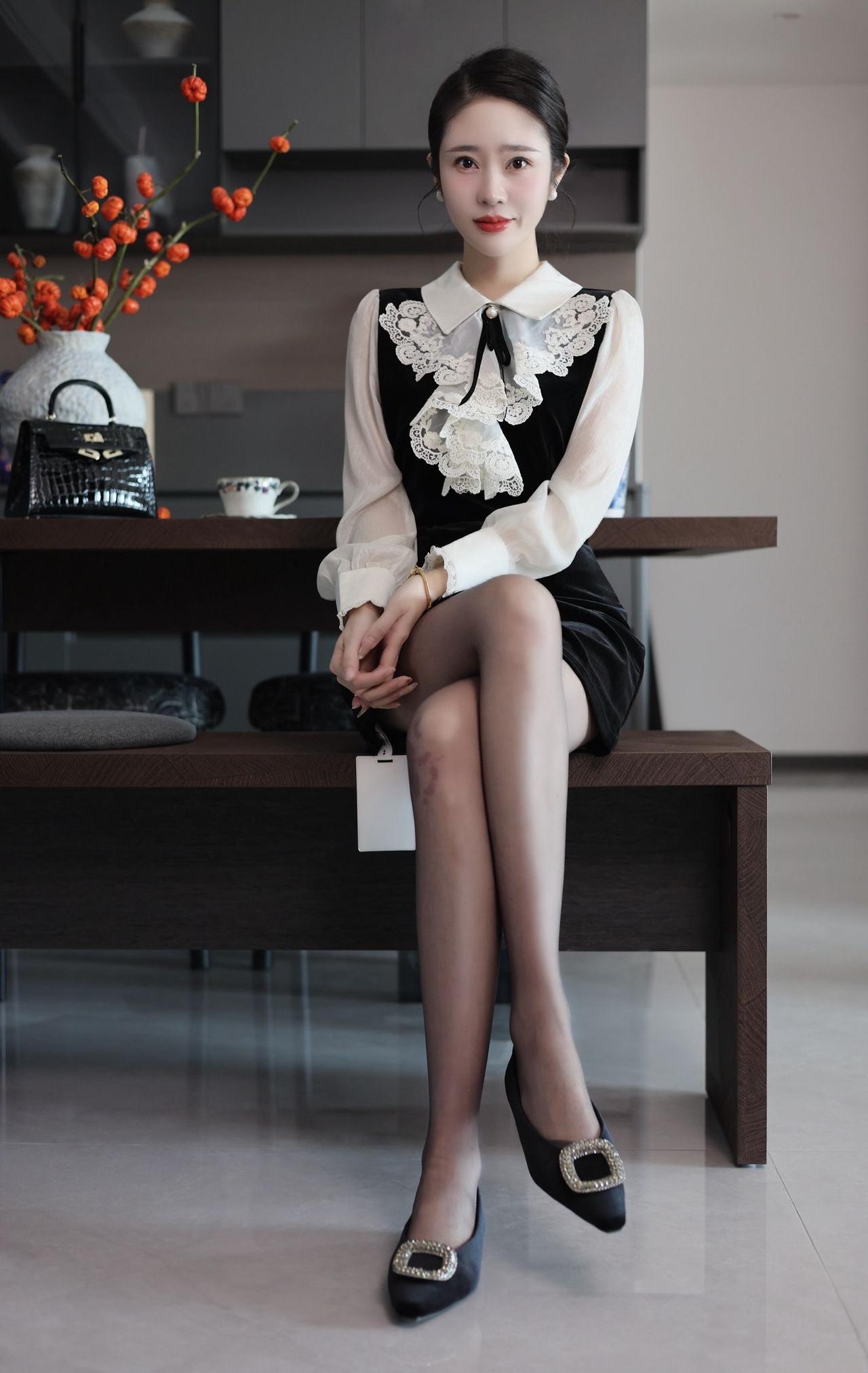 优雅黑裙搭配蕾丝细节，尽显都市女性魅力！