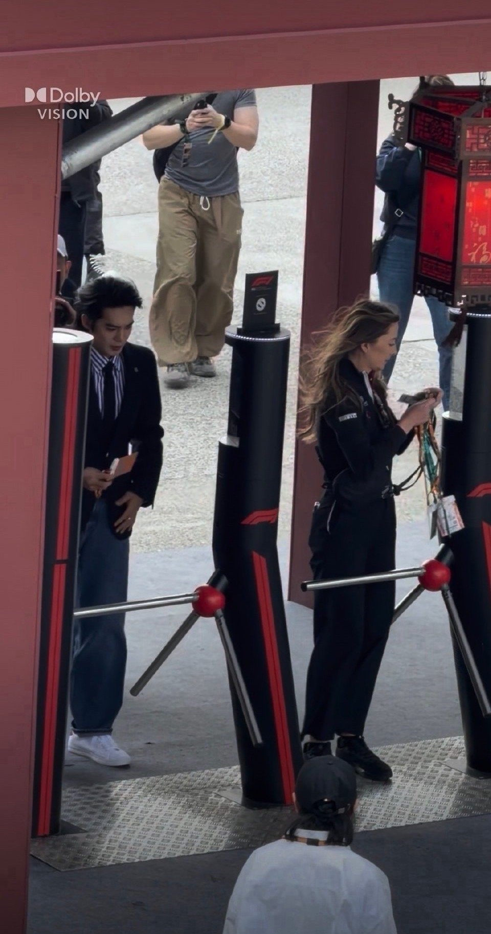 上海F1内娱艺人观赛待遇目前看到只有于适、李昀锐、周柯宇通行证是橙色的 