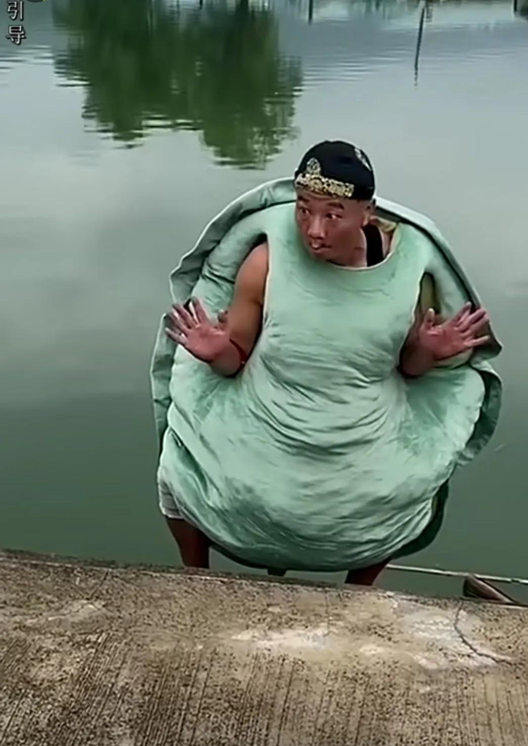 一男子学王八多年，各种动作惟妙惟肖。有网友评价说，他的动作比王八还王八，真不愧是
