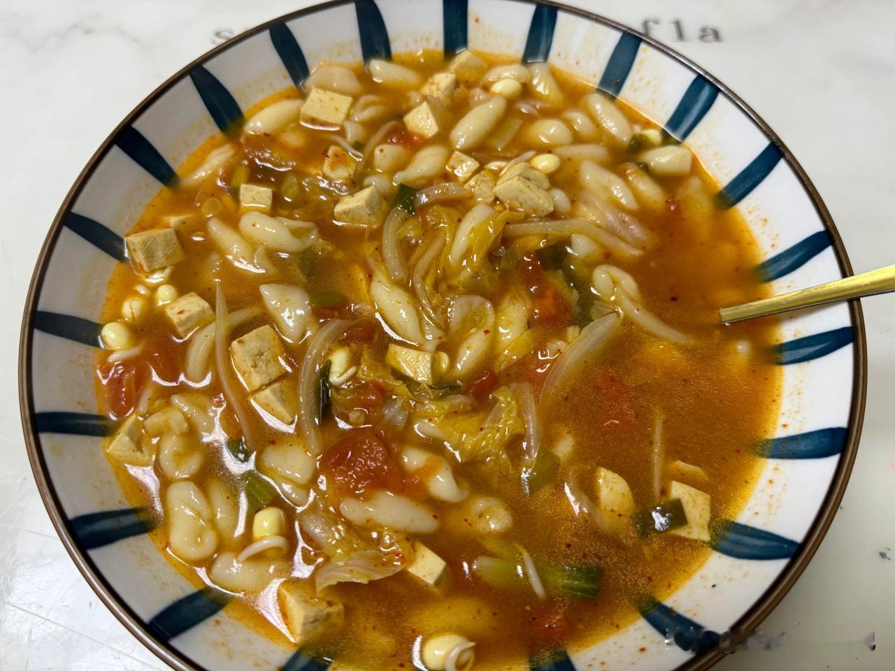 老公去沈阳出差，晚上返回西安，问他想吃啥，他说想吃烩麻食，在外面出差，最想吃的就