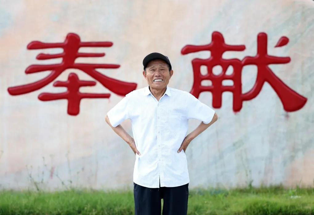 他是建党105周年的“七一”勋章获得者，他是全国劳动模范、全国优秀共产党员。
 